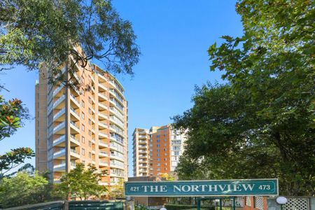 Beautiful 3 Bedroom Air Conditioned Apartment With Double Lock Up Garage - Photo 4