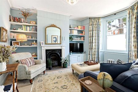 A beautifully presented terraced house sympathetically extended with a secluded west facing courtyard garden. - Photo 2