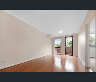 Spacious Three-Bedroom Apartment in a Prime Lifestyle Location - Photo 2