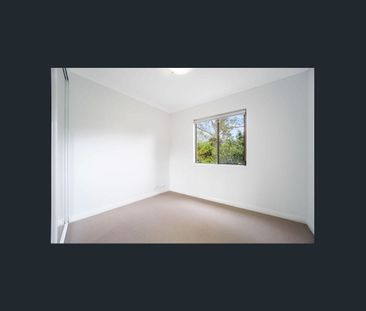 Renovated Spacious Apartment with 2 parking! - Photo 3