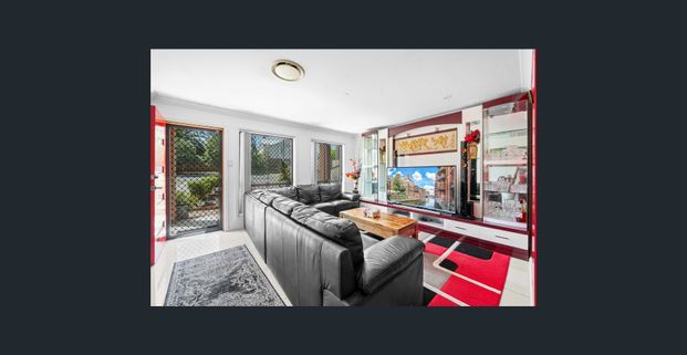 Family House For Rent// Walk to station // walk to shops - Photo 1