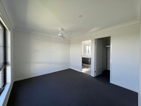Family home in Black Beach - Photo 2