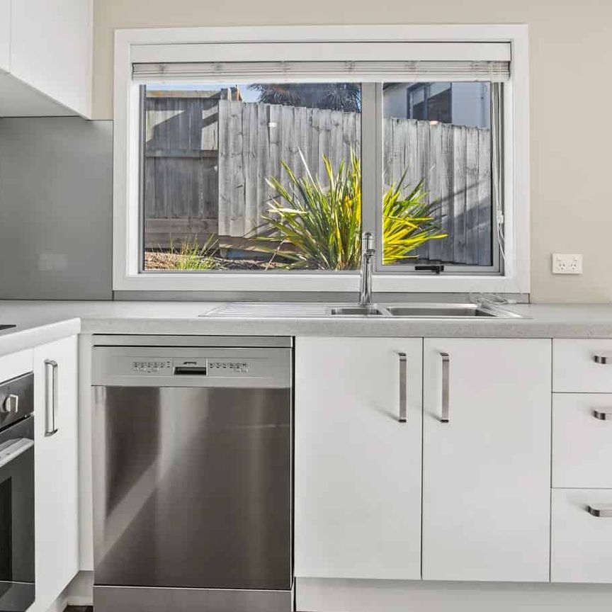 Modern 3-Bedroom Townhouse - Walk to Waikato Hospital - Photo 1