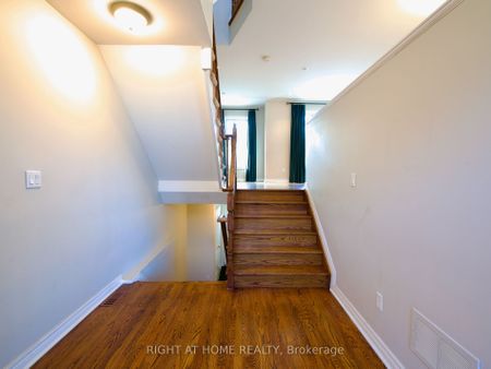 Condo Townhouse For Lease | E8142346 - Photo 3