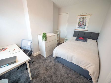 Cambridge Street Room 4 - Photo 5