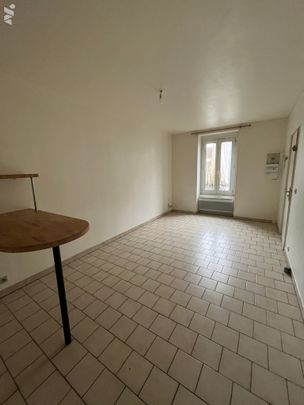 Un appartement comprenant 1 salon avec coin cuisine, 1 chambre, 1 SDB et 1 WC. 1 cave. - Photo 1