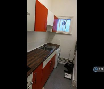 1 bedroom in a flat share to rent - Photo 4