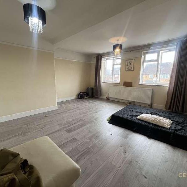 Violet Avenue Uxbridge, UB8 - Photo 1