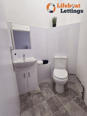 1 bedroom in a house share to rent - Photo 2