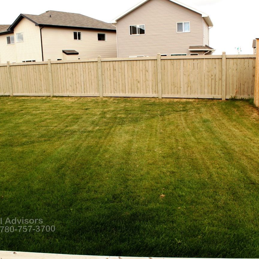 GREAT 3 BED, 2.5 BATH, 2 STOREY HALF DUPLEX W/ AN ATTACHED SINGLE GARAGE IN THE COMMUNITY OF MAPLE - Photo 1