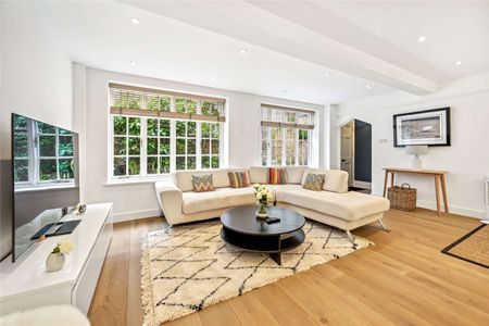 An impressive refurbished mews house with a private terrace and parking. - Photo 5