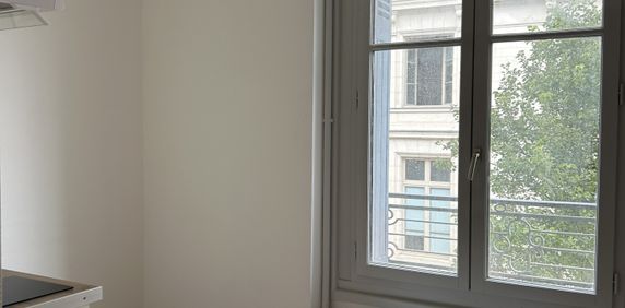 POITIERS, PLACE DE LA MAIRIE, STUDIO ENTIEREMENT RENOVE - Photo 2