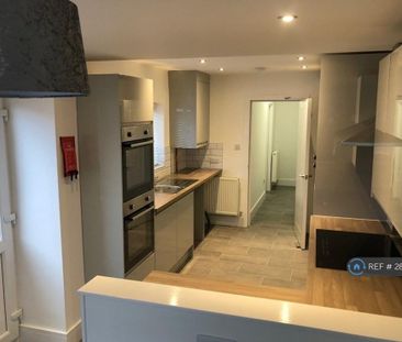 1 bedroom in a house share to rent - Photo 4