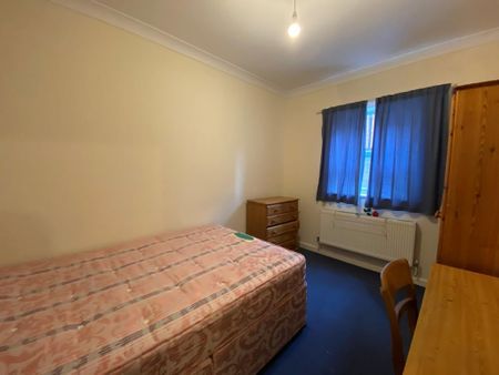 5 bedroom semi-detached house to rent - Photo 2