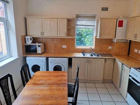 Bedroom First Floor Flat In Moordown, BH9 - Photo 4