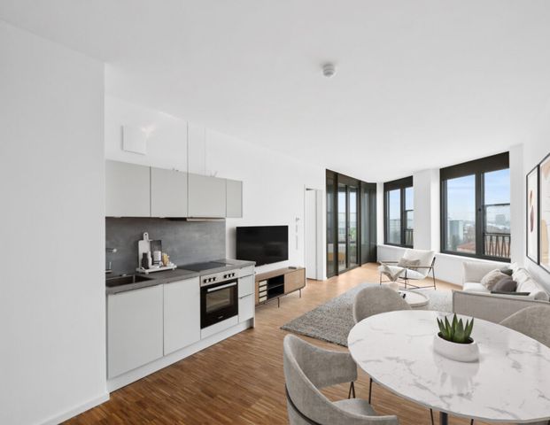 Live Modern, Live Central – Stilvolles 2-Raum-Apartment mit Loggia im ikonischen Spring Tower - Photo 1