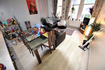 2 bedroom Flat in Aire Street, Leeds - Photo 2