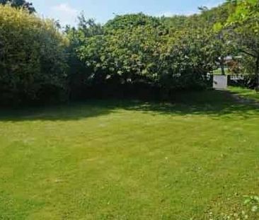 Unbeatable Gladstone Location – Warm, Sunny Home - Photo 3