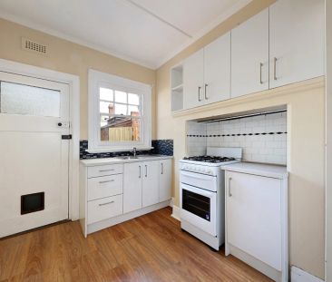 Period Home with rear courtyard! - Photo 2