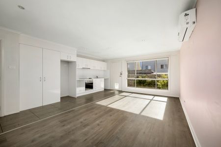 Sunny 1 Bedroom Townhouse with Courtyard - Photo 4