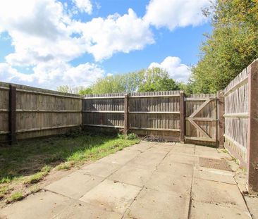3 bedroom end of terrace house to rent - Photo 2
