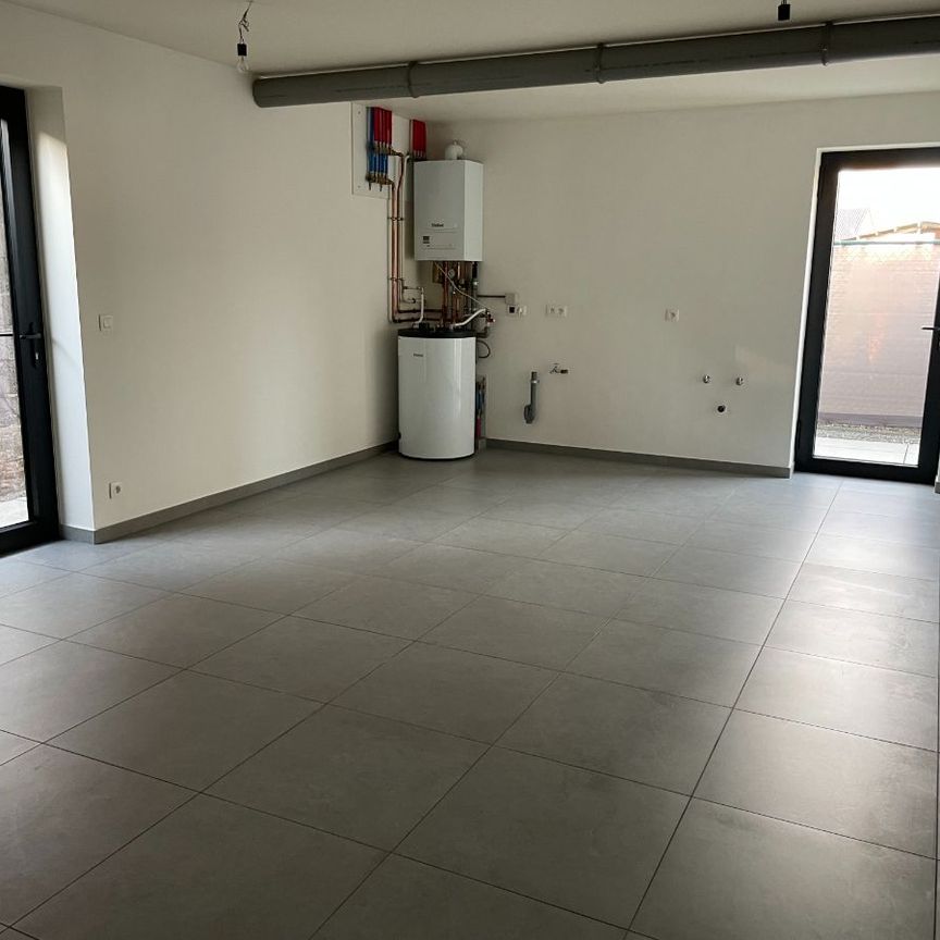 recente nieuwbouw vier slaapkamer EENGEZINSWONING met grote garage & buitenterras - Photo 1