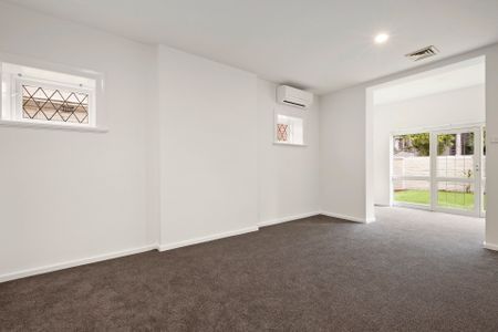 Botanic precinct apartment with sunny courtyard - Photo 4