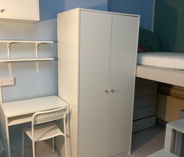 Studio Flat, Bulwer Street, W12 - Photo 2