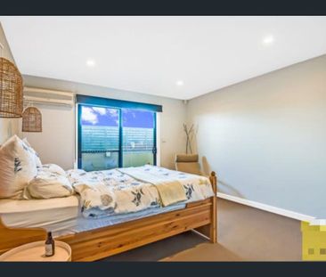 Stylish & Spacious 3-Bed Townhouse in Inner West Melbourne - Photo 5