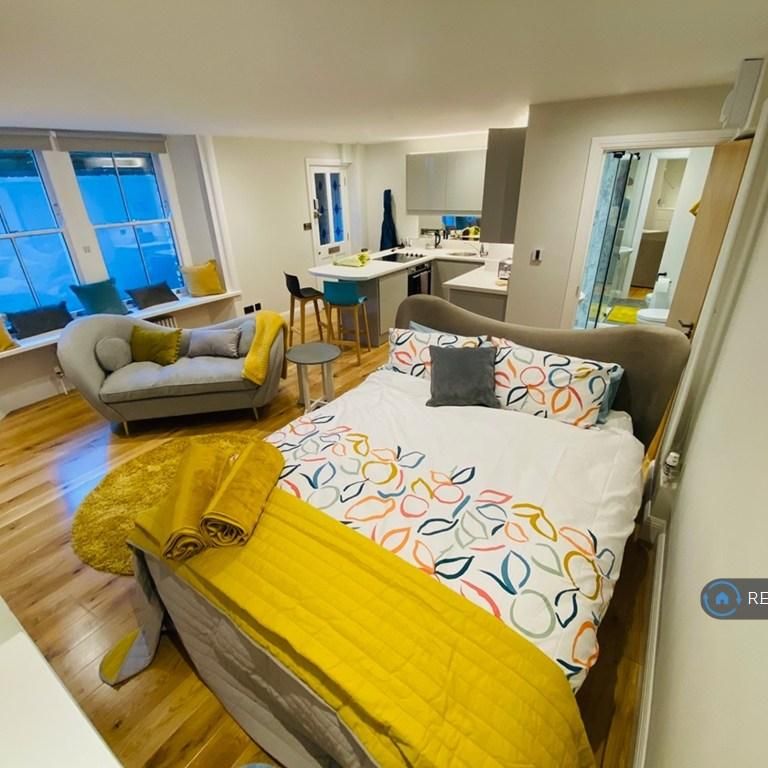 Studio to rent - Photo 1