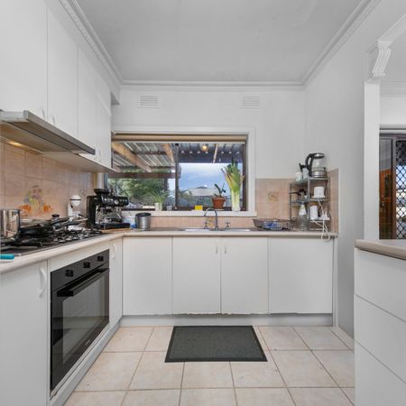 Spacious 3-Bedroom Family Home - Photo 2