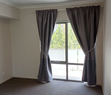 Fabulous 1 Bedroom 2 Bathroom Apartment - Photo 2