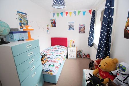 2 bedroom end of terrace house to rent - Photo 4