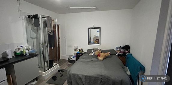 1 bedroom in a house share to rent - Photo 2