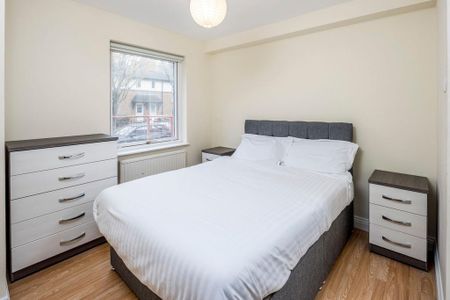 1 bedroom in a flat share to rent - Photo 2