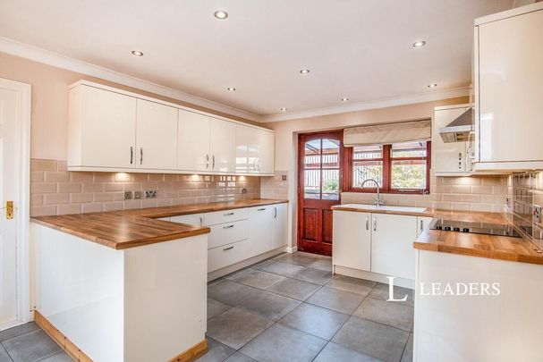 3 bedroom bungalow to rent - Photo 1