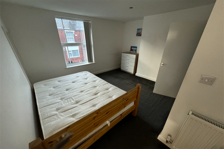 1 bedroom in a house share to rent - Photo 2