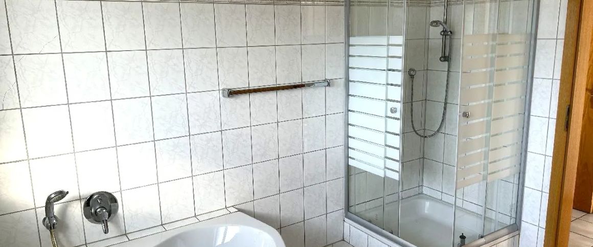 Wohnen am Leimbacher Berg: Kompakte 3-Zimmer-Wohnung mit überdachtem Südbalkon! - Foto 1