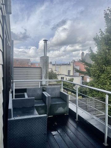 Centraal gelegen 2-slaapkamerappartement met terras. - Foto 4