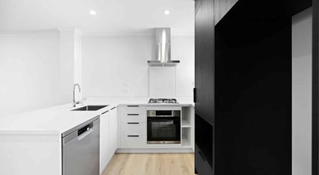 Brand New Home in a Quiet Chartwell Street - Photo 5