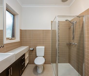 Spacious 3-Bedroom Townhouse - Photo 6