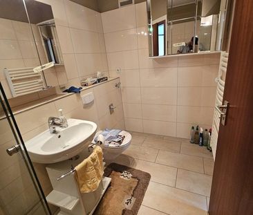 Helle 2,5-Zimmer-Wohnung mit Balkon & Tiefgarage - Foto 1
