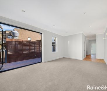 Generous Apartment in the Heart of Mosman Village - Photo 3