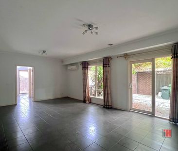 Spacious Three-Bedroom Townhouse with Lush Courtyard and Modern Com... - Photo 1