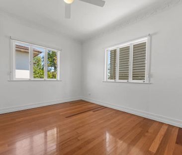 “Great Family Home” - Photo 3
