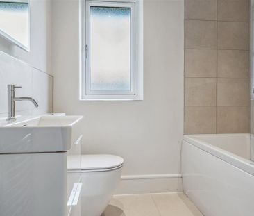 4 bedroom detached house to rent - Photo 2