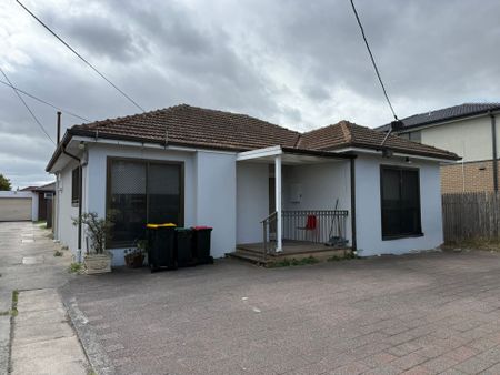 Well Presented Modern Home - Photo 2