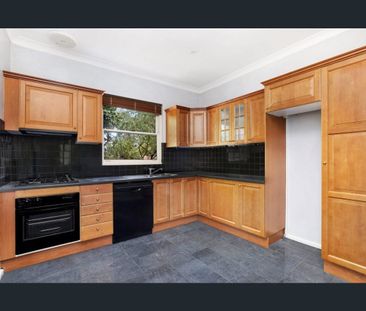 Spacious Apartment Moments from Kirribilli Village - Photo 3