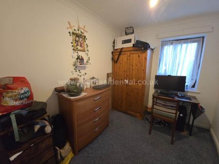 Roots Hall Drive, Southend On Sea - Photo 2