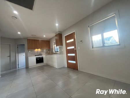 Three Bedroom Granny Flat - Walk to Station - Photo 4